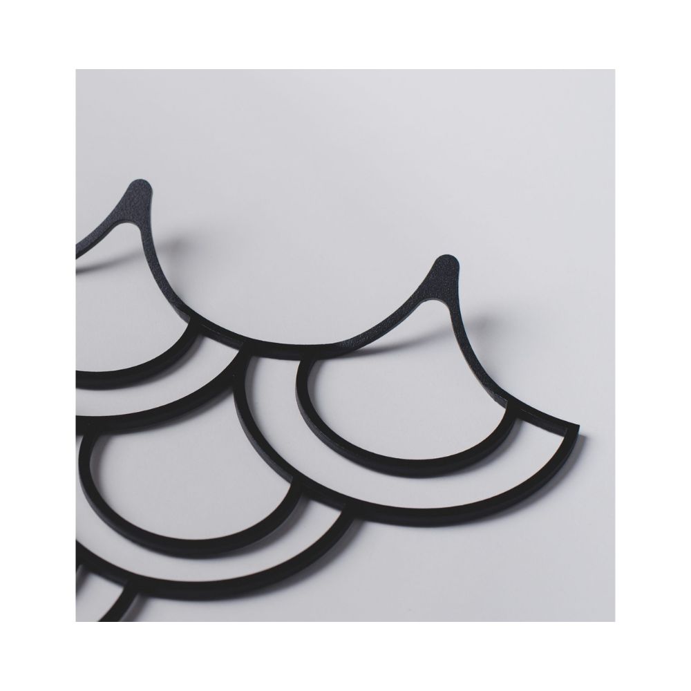 Μία κρεμάστρα με κοπή λέιζερ μαύρη τετραπλή σε μεγέθυνση