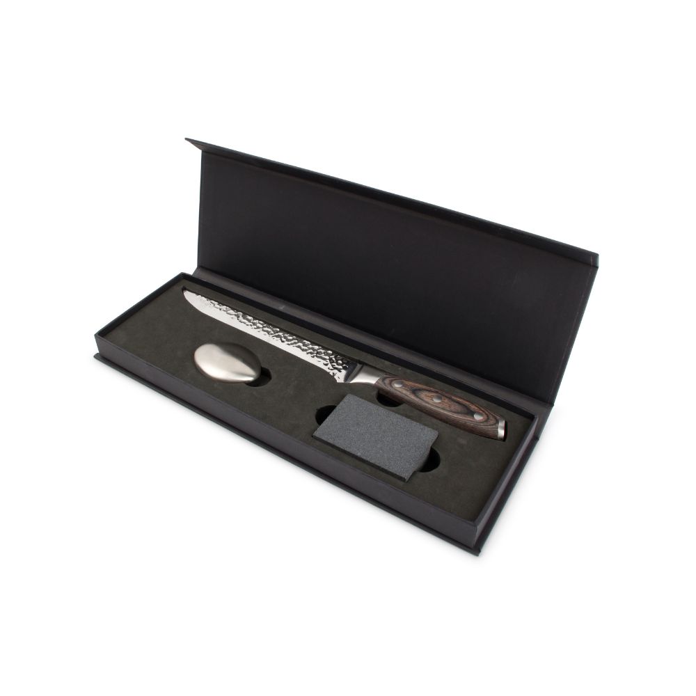 Μία πολυτελής κασετίνα με ένα μαχαίρι φιλεταρίσματος με σφυρήλατη επιφάνεια και ξύλινη λαβή