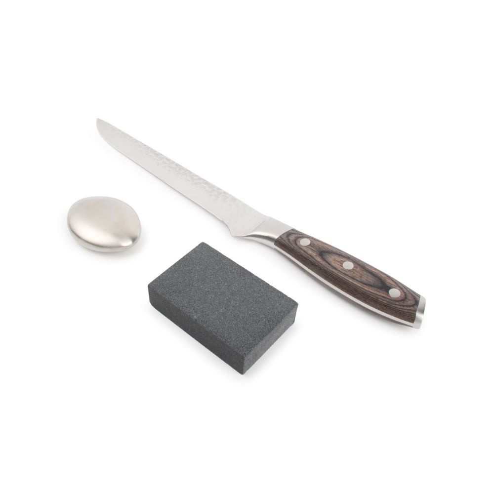 Ένα μεταλλικό μαχαίρι με μία πέτρα ακονίσματος και ένα μεταλλικό σαπούνι κατά των οσμών