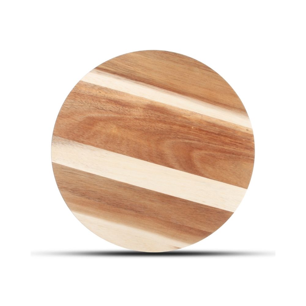 Μία κάθετη στρόγγυλη ξύλινη σανίδα σερβιρίσματος από ξύλο ακακίας σε λευκό φόντο