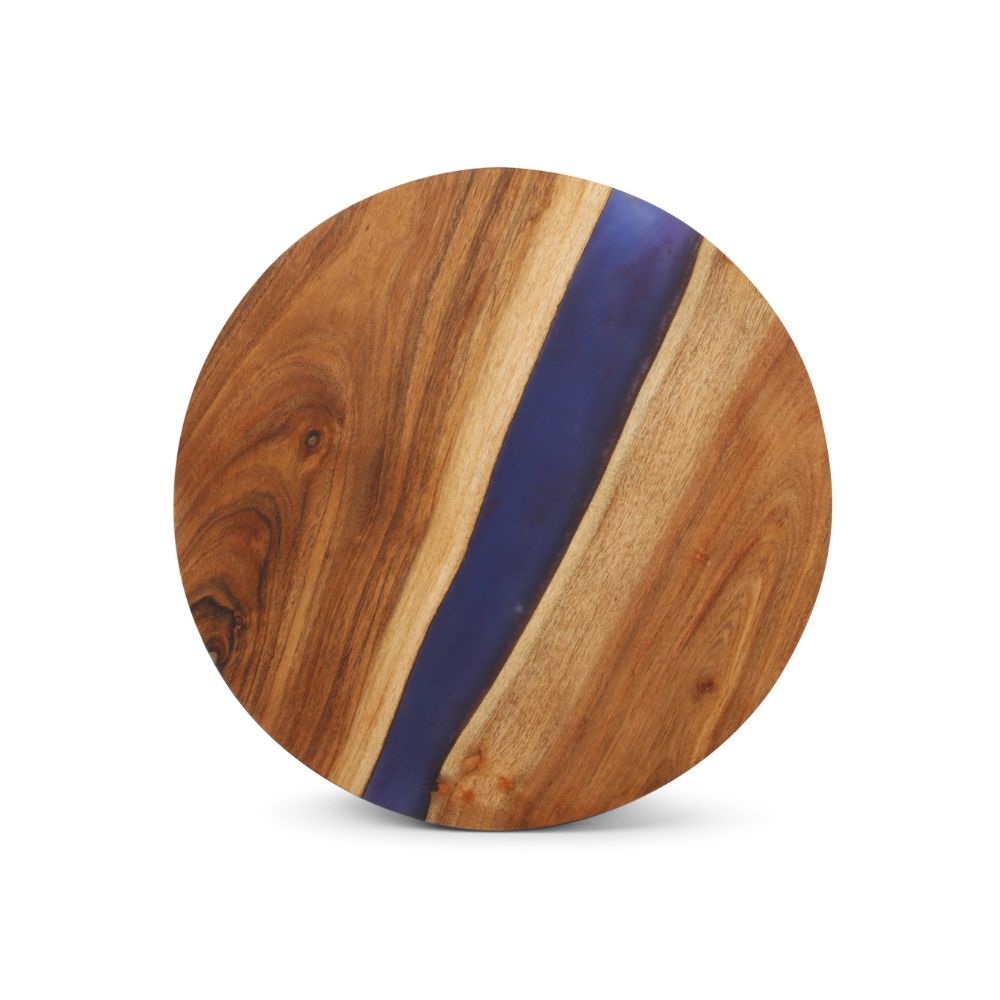 Μία κάθετη στρόγγυλη ξύλινη σανίδα σερβιρίσματος με εποξική ρητίνη από ξύλο ακακίας σε λευκό φόντο