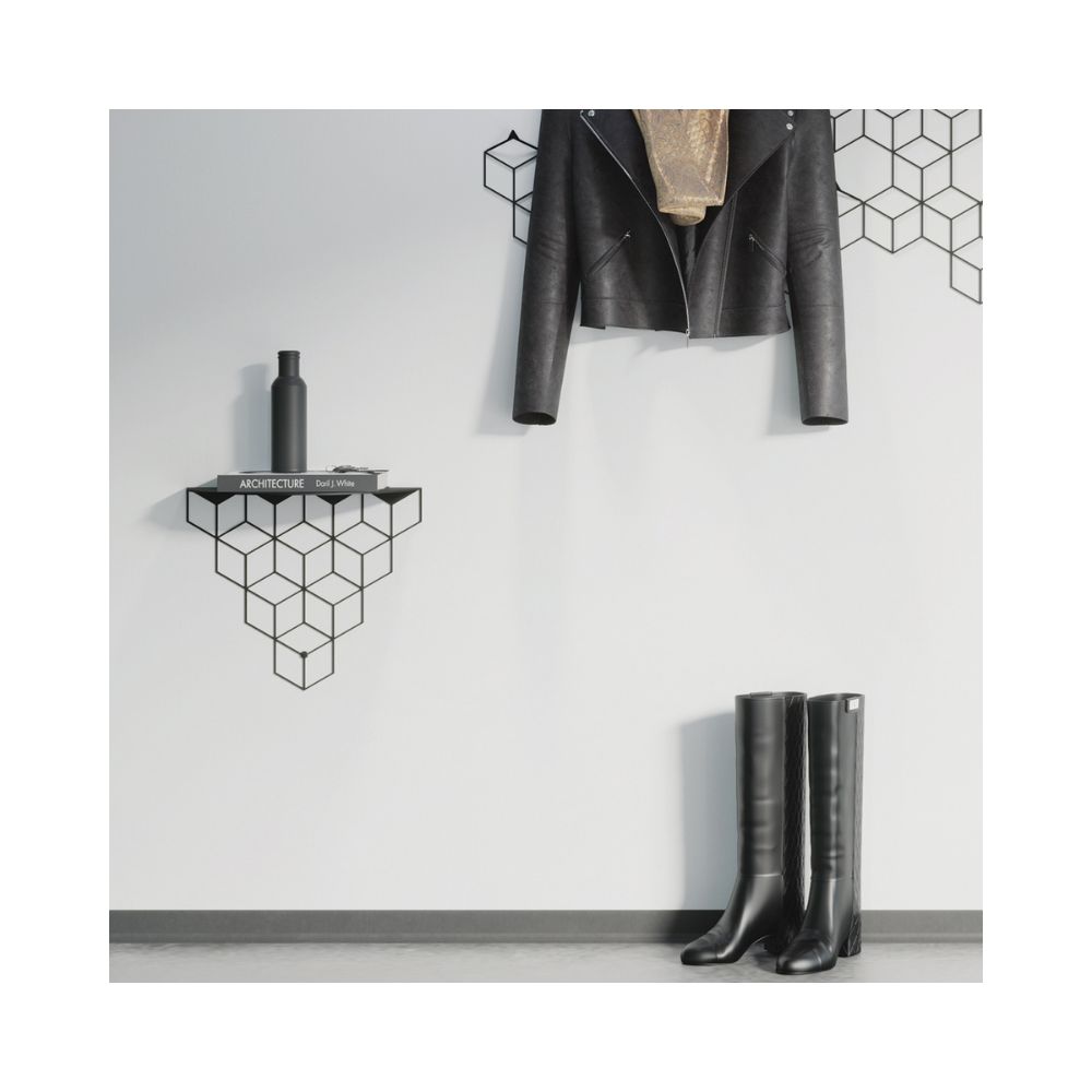 Ένα γεωμετρικό μαύρο ράφι σε τοίχο κάτω από μία γεωμετρική μαύρη κρεμάστρα