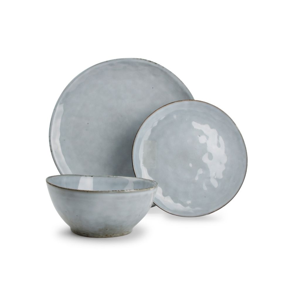 Ένα σερβίτσιο πιάτων σε γαλάζιο χρώμα σε λευκό φόντο