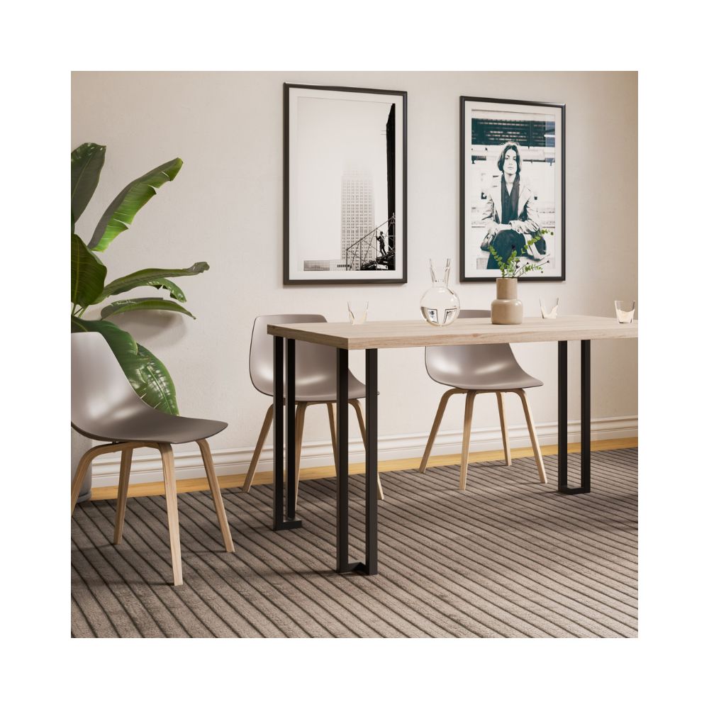 Ένα τραπέζι με πόδια τραπεζίου μεταλλικά τετραγωνισμένα μαύρα με τρεις καρέκλες σε σαλόνι