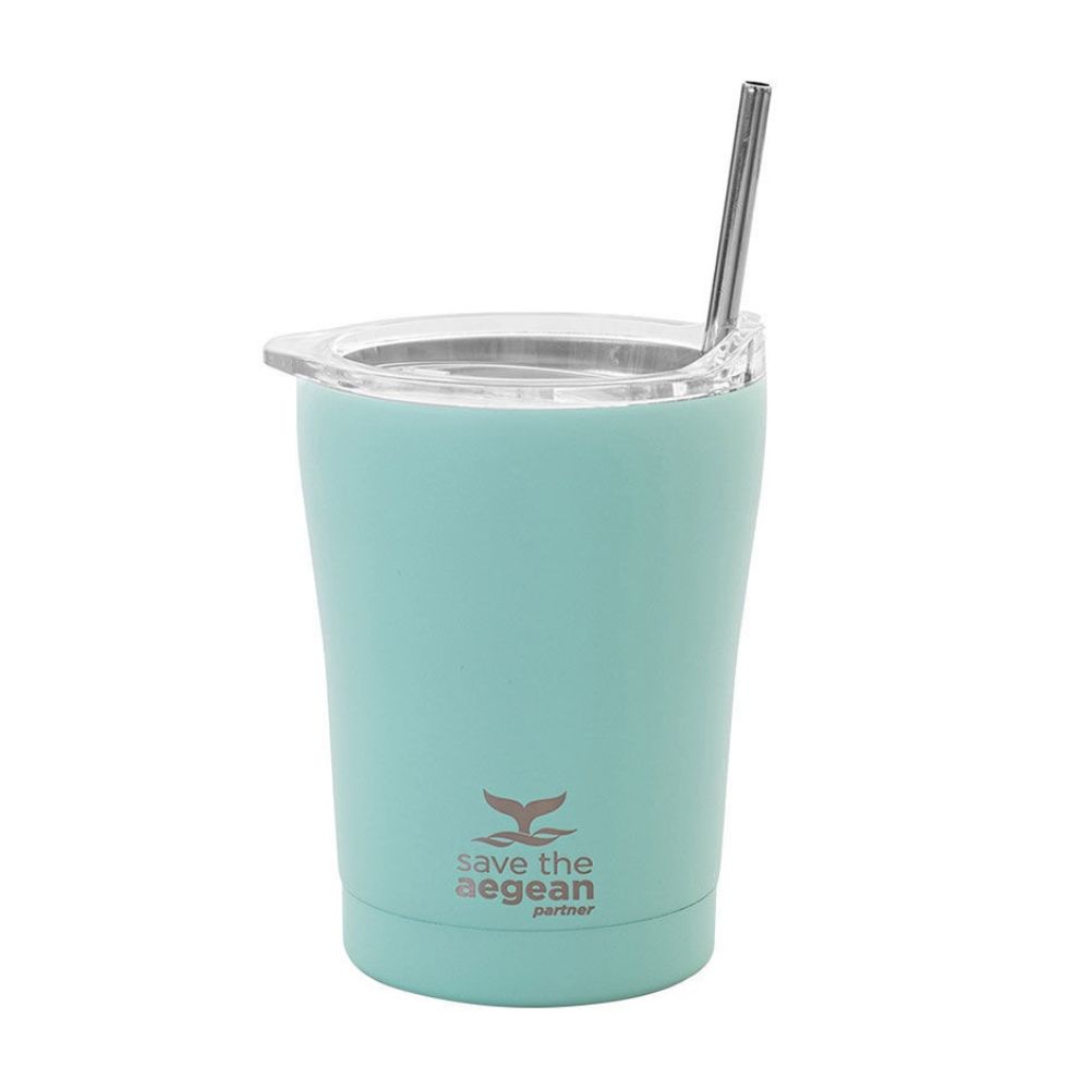 Ένα οικολογικό θερμός save the aegean σε πράσινο χρώμα με μεταλλικό καλαμάκι δεξιά