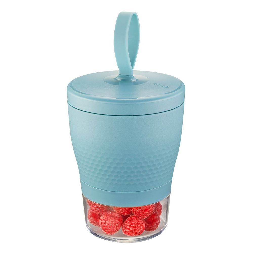 Ένα μπλε φαγητοδοχείο με διάφανη βάση γεμάτη με μούρα κλειστό