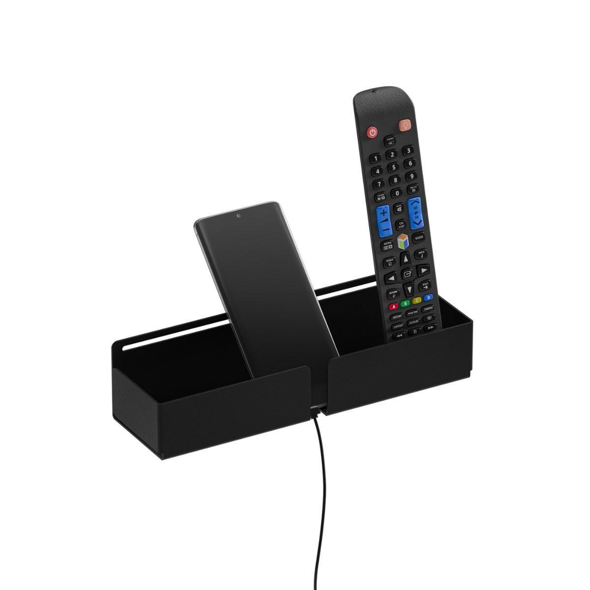 Μία μεταλλική βάση οργάνωσης συσκευών με ένα τηλεκοντρόλ και ένα κινητό που φορτίζει