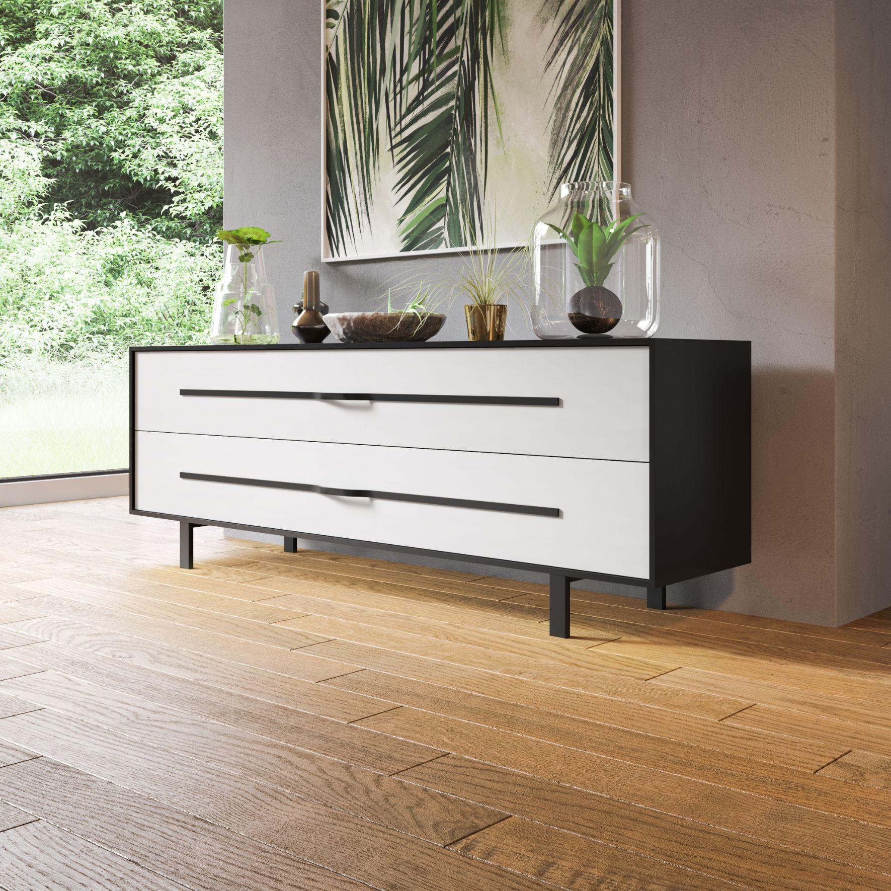 Ένας μπουφές σαλονιού με λευκά συρτάρια και μαύρα μεταλλικά πόδια επίπλων, τοποθετημένο επάνω σε ξύλινο δάπεδο σαλονιού