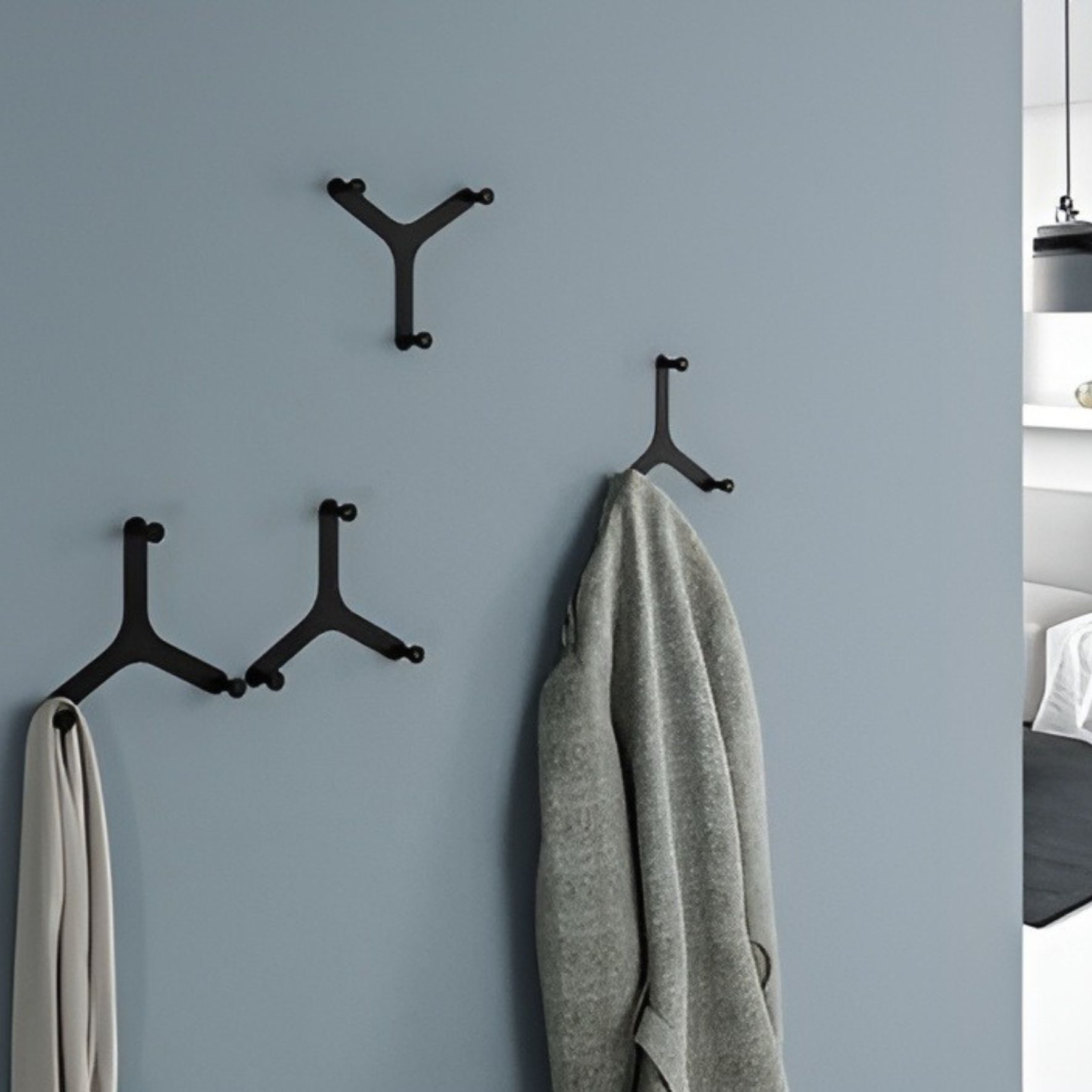 Μεταλλικές κρεμάστρες τοίχου 3 θέσεων σε μαύρο ματ, τοποθετημένες σε μπλε τοίχο με ρούχα και αξεσουάρ – Creative Home
