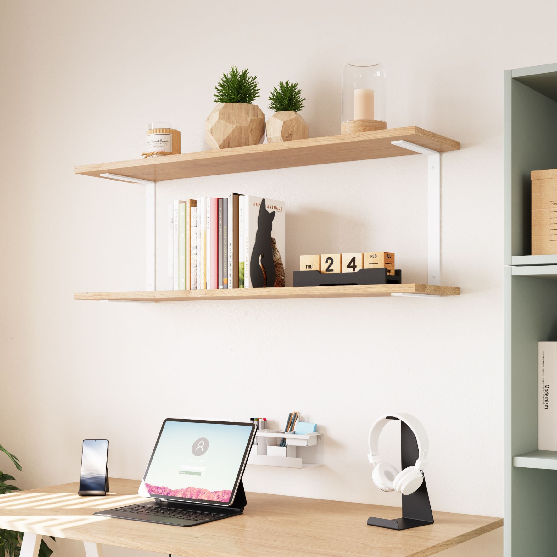 Ένα γραφείο με υπολογιστή και από πάνω δύο ράφια που στηρίζονται με δύο λευκές μεταλλικές βάσεις